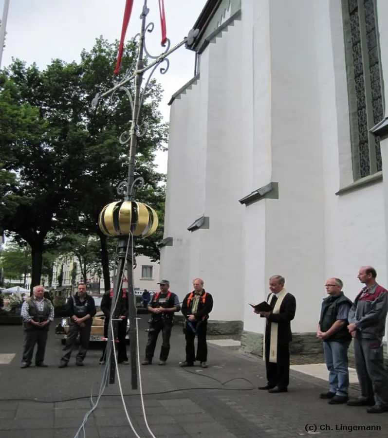 Aufstellen des Kirchturmkreuzes