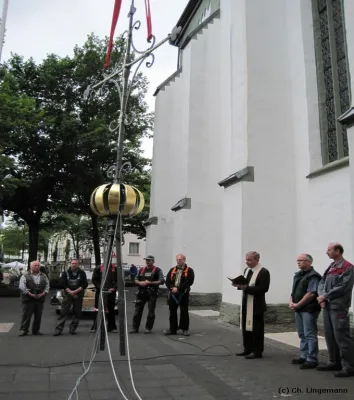Bild: Attendorner Kirchturmkreuz erstrahlt in neuem Glanz