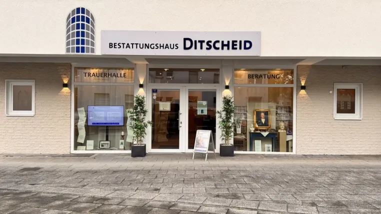 Bestatter Köln rund um die Uhr erreichbar: Bestattungshaus Ditscheid erklärt die ersten Schritte Bild: Bestatter Köln rund um die Uhr erreichbar: Bestattungshaus Ditscheid erklärt die ersten Schritte