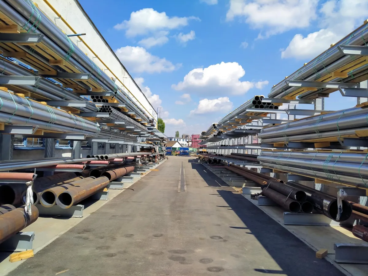 Jeder Regalständer trägt bis zu 4,4 Tonnen, jeder Kragarm bis zu 1,1 Tonnen. (© OHRA)