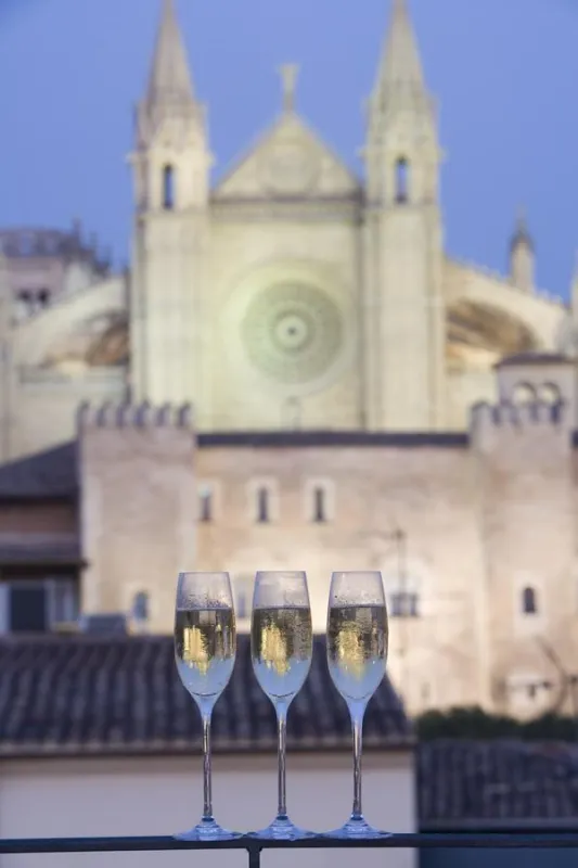 Im Hotel Tres in Palma de Mallorca feiern Gäste das neue Jahr. Bildnachweis: Hotel Tres