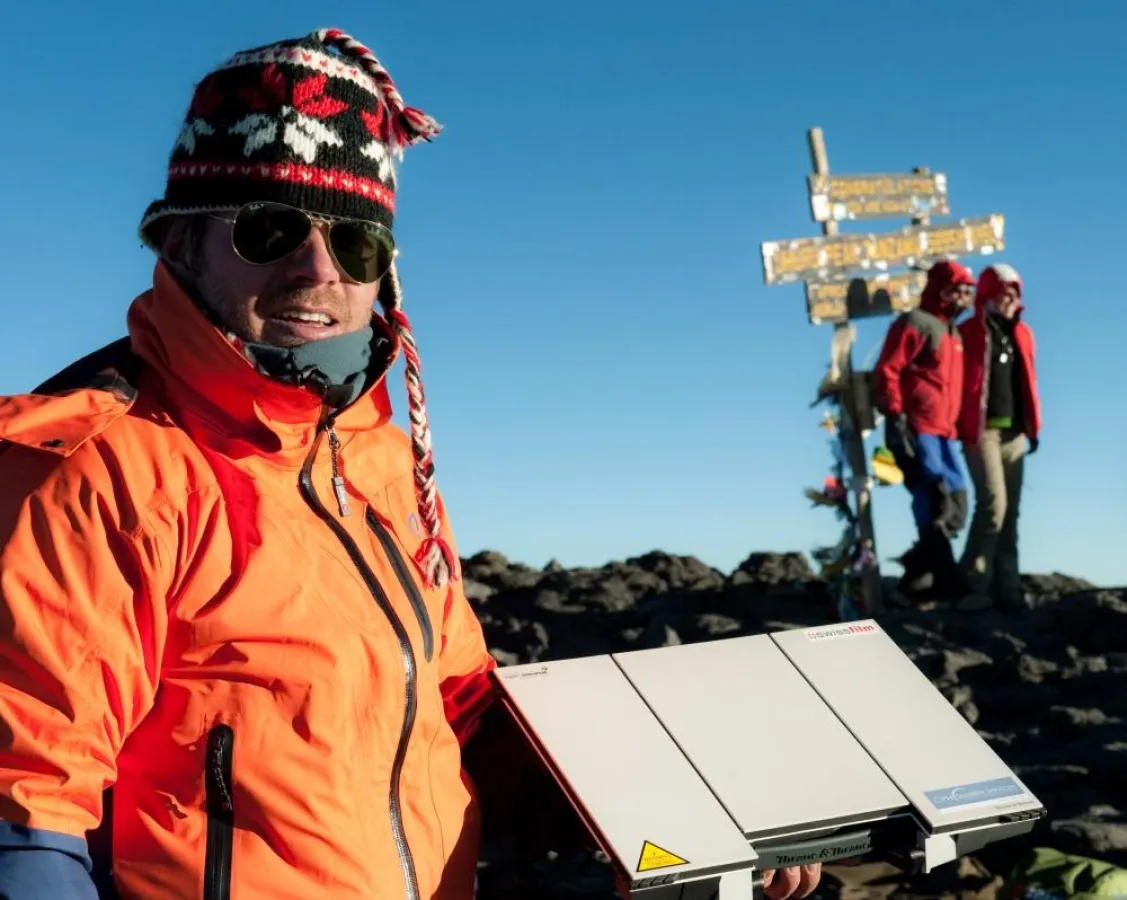 Das BGAN EXPLORER 700 Satellitenmodem auf dem Kilimanjaro