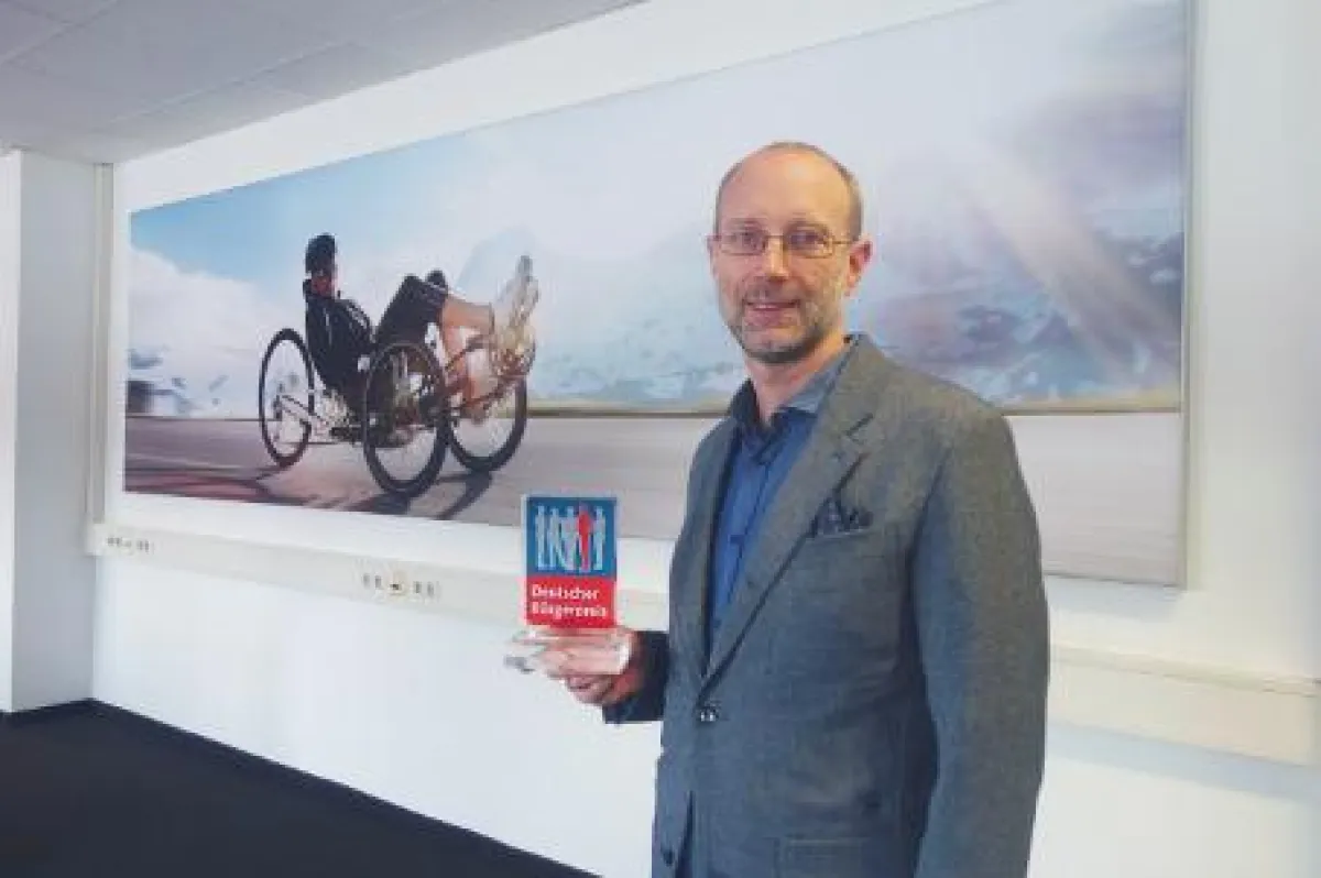 Paul Hollants, Geschäftsführer HP Velotechnik, mit dem Deutschen Bürgerpreis 20der Taunus Sparkasse