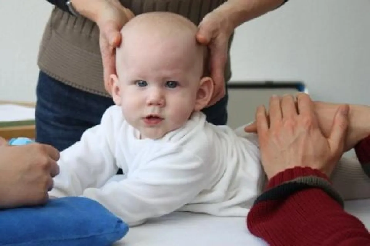 Niklas  (6 Monate) in der Osteopathischen Sprechstunde. Foto: Michaela Wehr