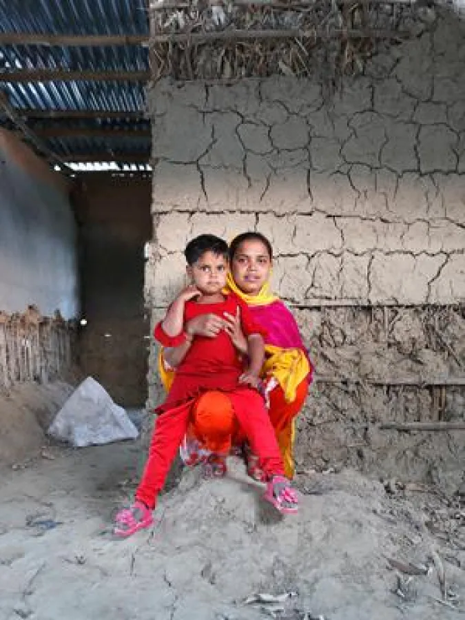 Salma Begum und ihre Tochter Jannatun vor ihrem ausgespülten Haus in Nordbangladesch. Mit Hilfe von