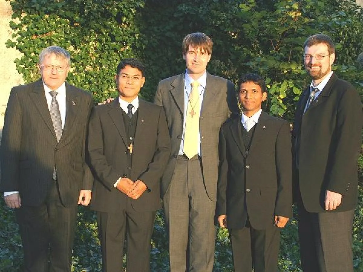 V.l.n.r.: Provinzial Pater Josef Grünner (München), Nicholas Sun (Benediktbeuern), Johannes Kaufmann (Chemnitz), Rayulu Sarath Parri (Benediktbeuern) und Ausbildungsleiter Pater Reinhard Gesing (Bened
