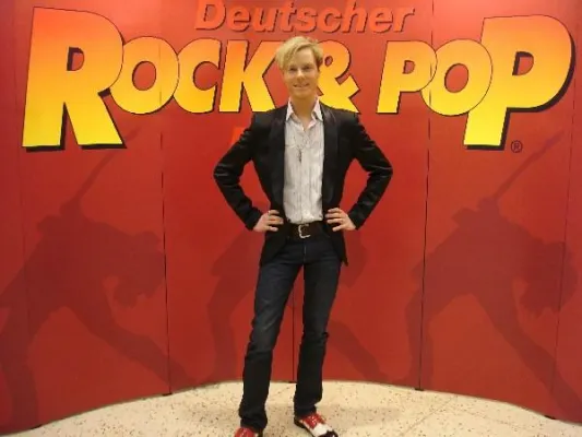Dennis Bogner erhält 2010 bereits zum zweiten Mal den Deutschen Rock- und Pop Preis verliehen Bild: Dennis Bogner erhält 2010 bereits zum zweiten Mal den Deutschen Rock- und Pop Preis verliehen