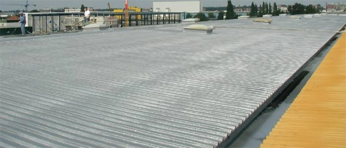 ISOPOL Dachsanierung - Industriedachsanierung mit PUR-Dachspritzschaum und POLYUREA