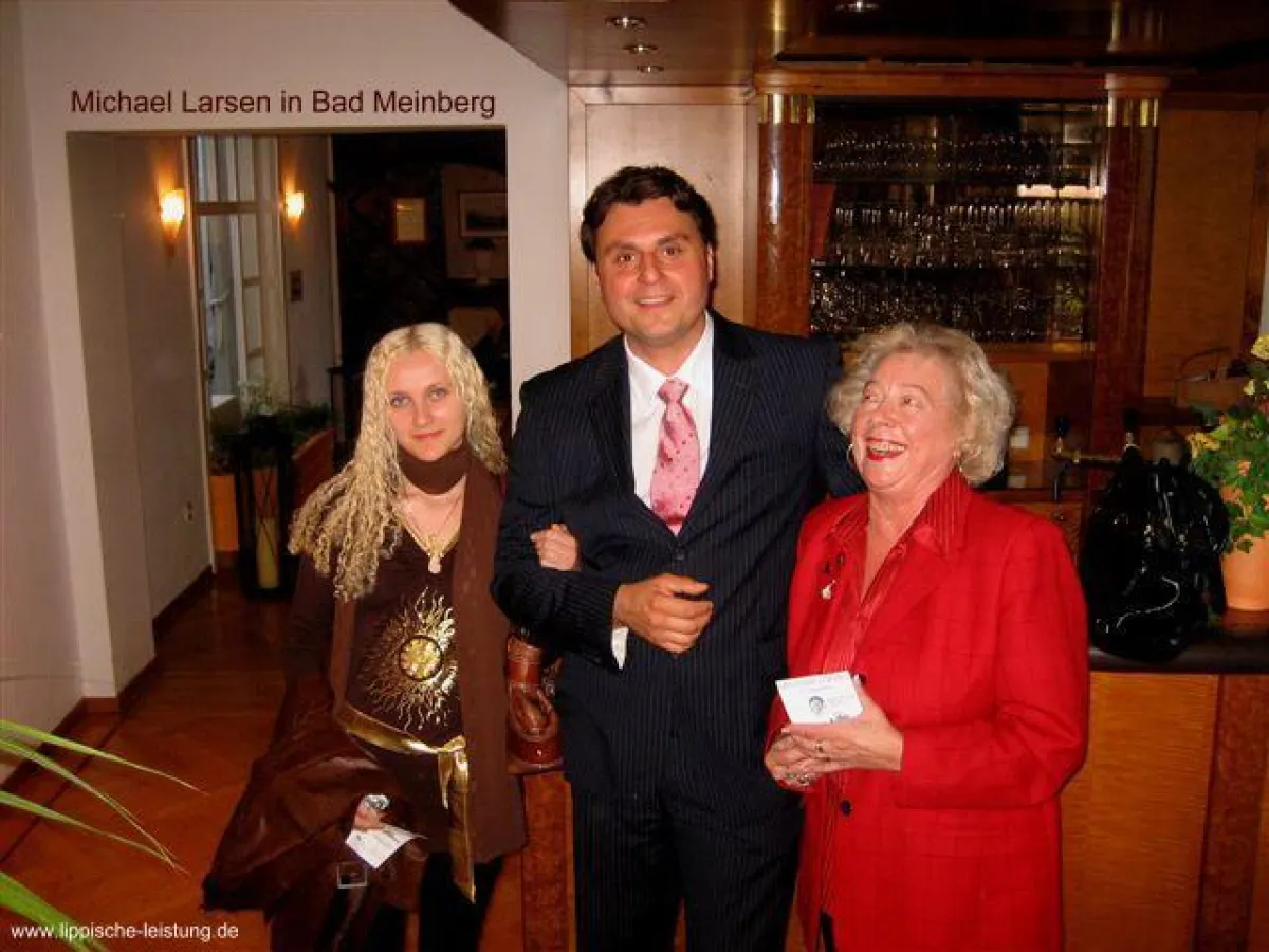 Michael Larsen mit seinen beiden Engeln Viktoria Sokolova (li.) und Loretta Garthoff