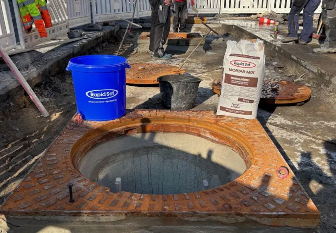 Bild: Kurze Schicht am Schacht in Berlin-Friedrichshain: Klappernde Kanaldeckel werden ausgetauscht