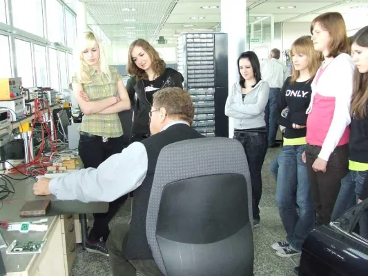 Bild: Girls`s Day bei Intedis: Wie funktioniert eigentlich der Scheibenwischer?