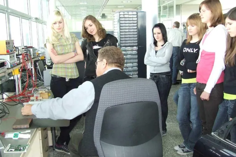 Bild: Girls`s Day bei Intedis: Wie funktioniert eigentlich der Scheibenwischer?