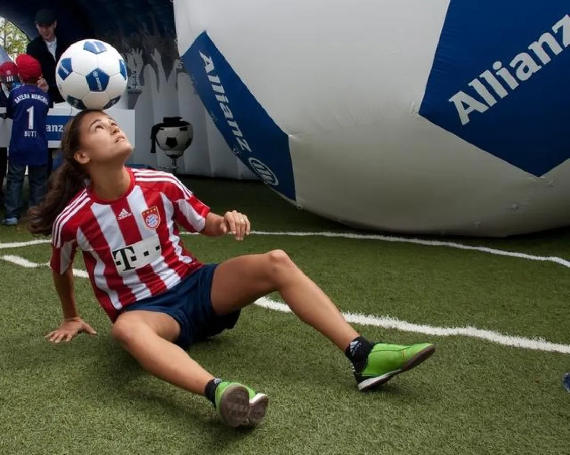 Aylin Yaren, Freestylerin bei FUSSBALLMARKT, vor dem Allianz FanCenter, konzipiert von proteco