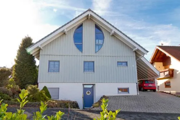 Bild: Isolierende Wetterschutzfarbe für Holz im Außenbereich