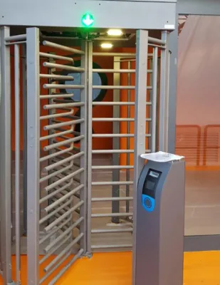 Bild: Wartehalle kann nur mit Fahrschein betreten werden