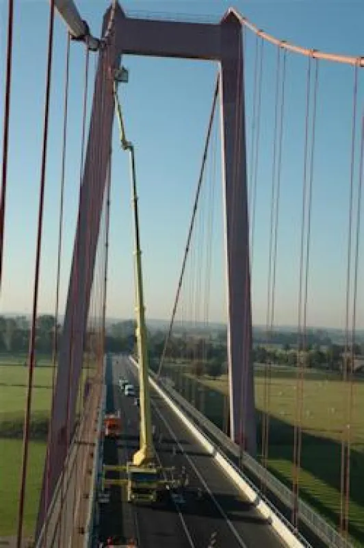 Die Emmericher Rheinbrücke wird mit Hilfe  der Gardemann LKW-Arbeitsbühne in bis zu  70 Metern Höhe