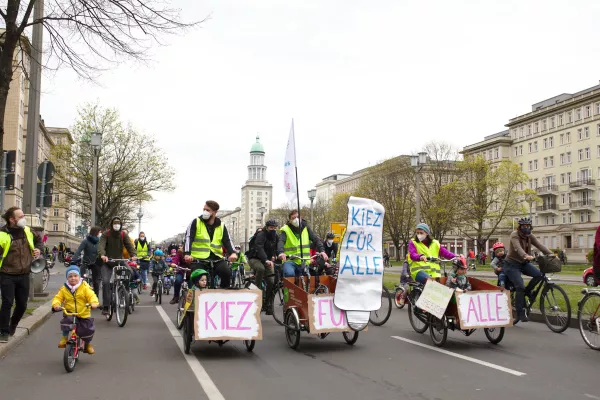 Bild: Fahrrad-Demo in Friedrichshain: Auftakt zur Unterschriftensammlung für weniger Durchgangsverkehr