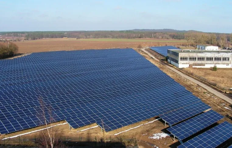 Bild: Goldbeck Solar GmbH schafft neuen Glanz auf Industriebrache