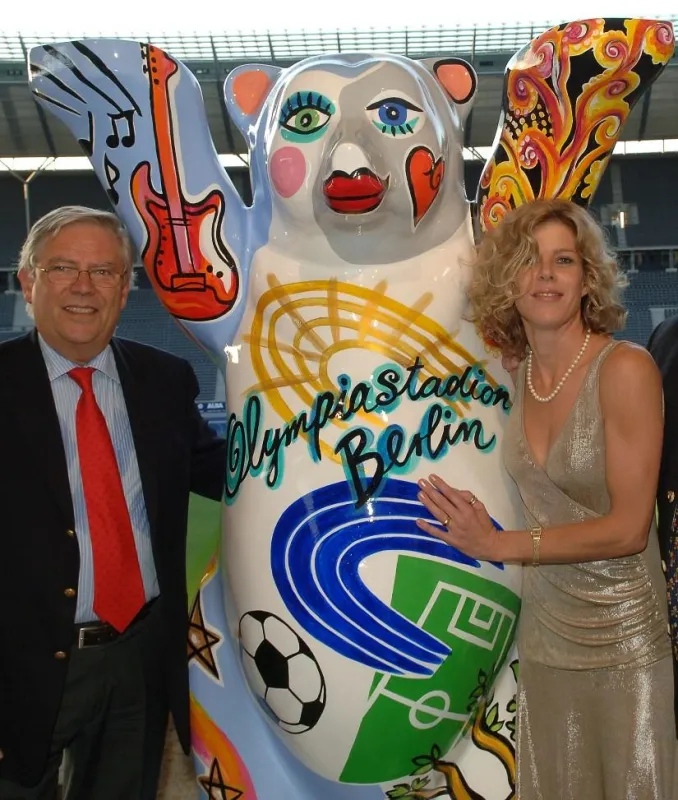 Peter von Löbbecke (Geschäftsführer Olympiastadion Berlin GmbH) und Christine Haberstock (Künstlerin) (C) Leo Seidel & Olympiastadion Berlin GmbH