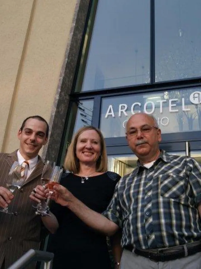 v.l.n.r. Peter Leidig, Assistant General Manager im ARCOTEL Camino Stuttgart, Kunstkuratorin Mag. Agneta Kreischer, Giampaolo Terr