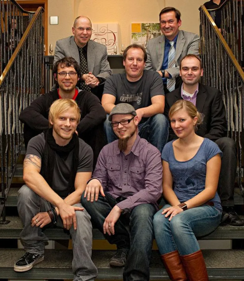 Grund zum Feiern hatte die Frick Werbeagentur. Beim Neujahrsempfang bestand reichlich Gelegenheit. Das Bild zeigt Jubilare, backfrische Kommunikationwirte, den Chef und Krumbachs Bürgermeister Hubert 