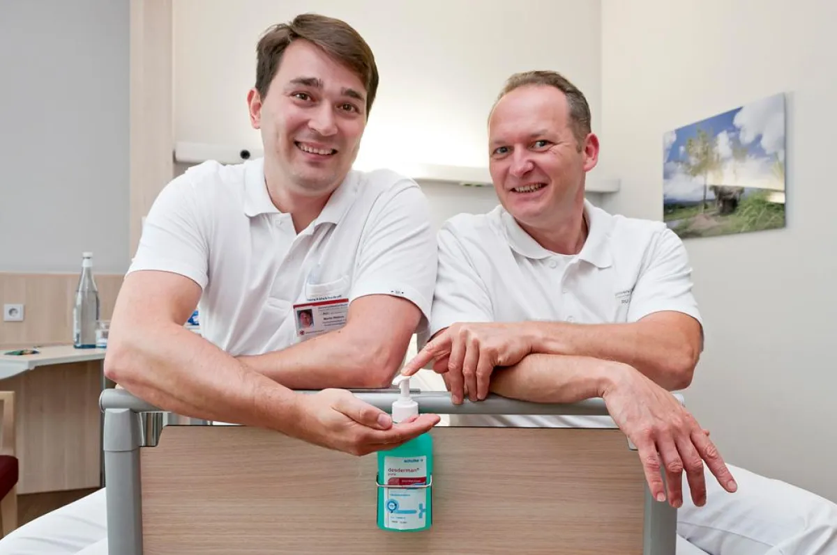 Die Hygienefachkräfte Martin Niebius (li.) und Michael Bosmanns