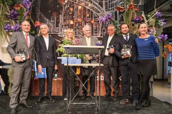 Bild: stilwerk lässt zum 20-jährigen Jubiläum die Kronkorken knallen