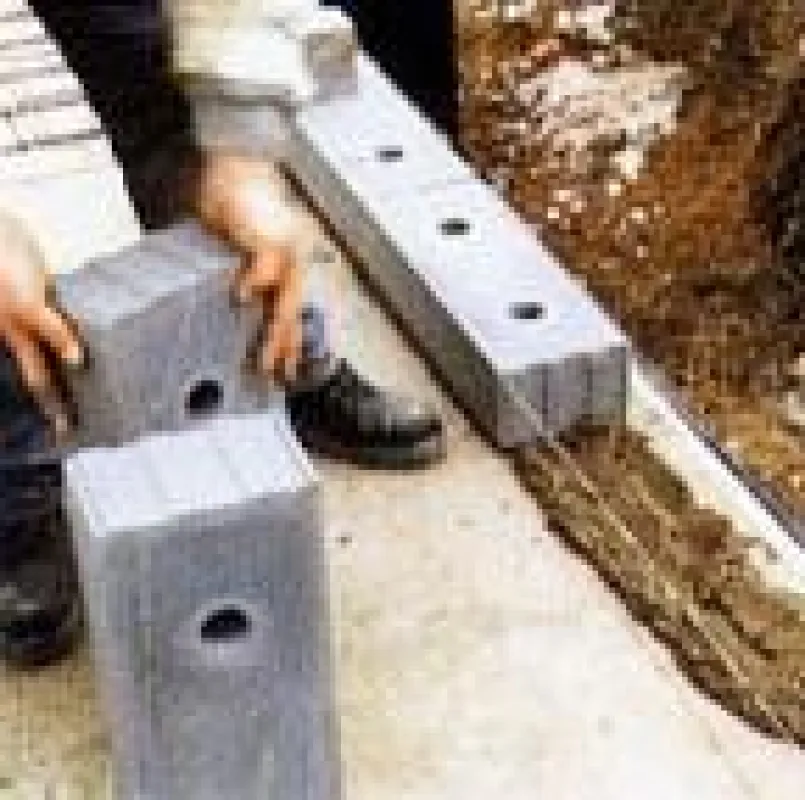 Die KS-ISO-Kimmsteine werden per Hand in eine Schicht von 1 - 3 cm Normalmörtel versetzt und bilden somit gleichzeitig den Ausgleich der nie ganz ebenen Bodenplatte. Das Nut/Feder-System erleichtert d