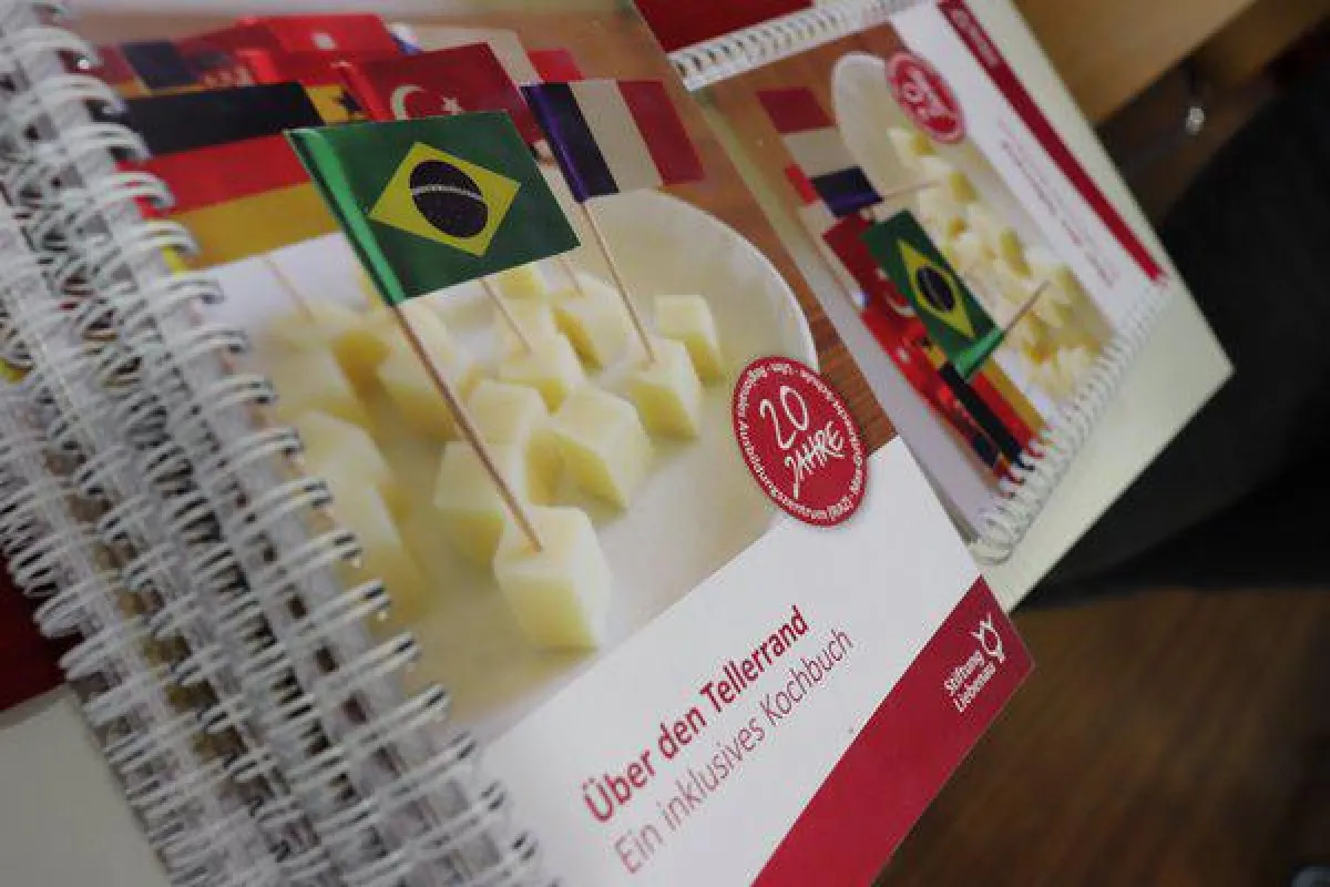 Noch auf der Suche nach einem Weihnachtsgeschenk? Wir wäre es mit dem interkulturellen Kochbuch?