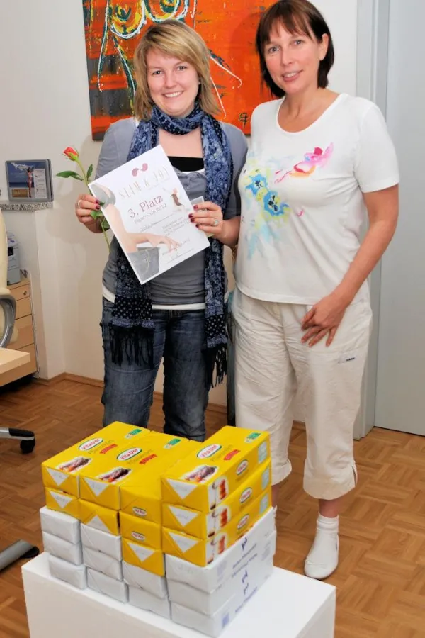 Nicole Eder, Inhaberin Slim & Joy, gratuliert der Drittplatzierten Nadja K. (l.)