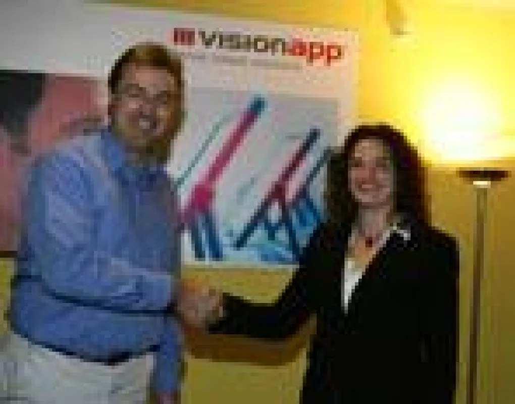 Frank Roth, Managing Director Global Marketing and International Sales, gratuliert Christa Anderson, Regional Director North America, zu ihrer zusätzlichen Aufgabe als Strategic Technology Manager bei