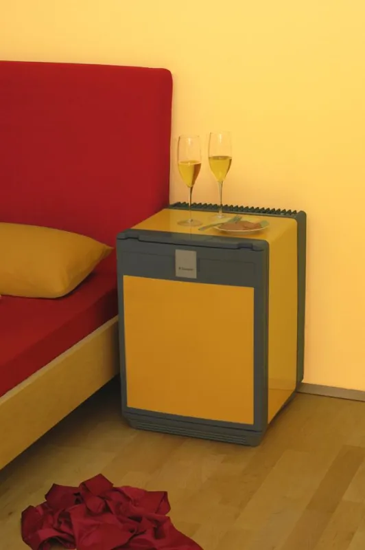 Gekühlter Champagner bequem in Reichweite aus der lautlosen Minibar „miniCool“     Foto: miniCool