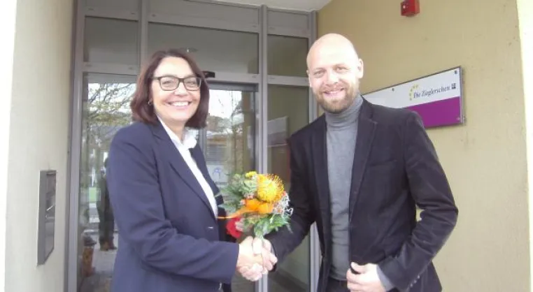 Saarländisch-schwäbisches Willkommen für die zukünftige Einrichtungsleiterin der Zieglerschen Bild: Saarländisch-schwäbisches Willkommen für die zukünftige Einrichtungsleiterin der Zieglerschen