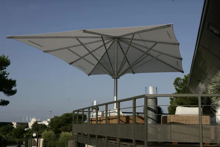 Bild: Sonnenschirme im Wind - Schirme made in Germany trotzen auch heftigen Winden