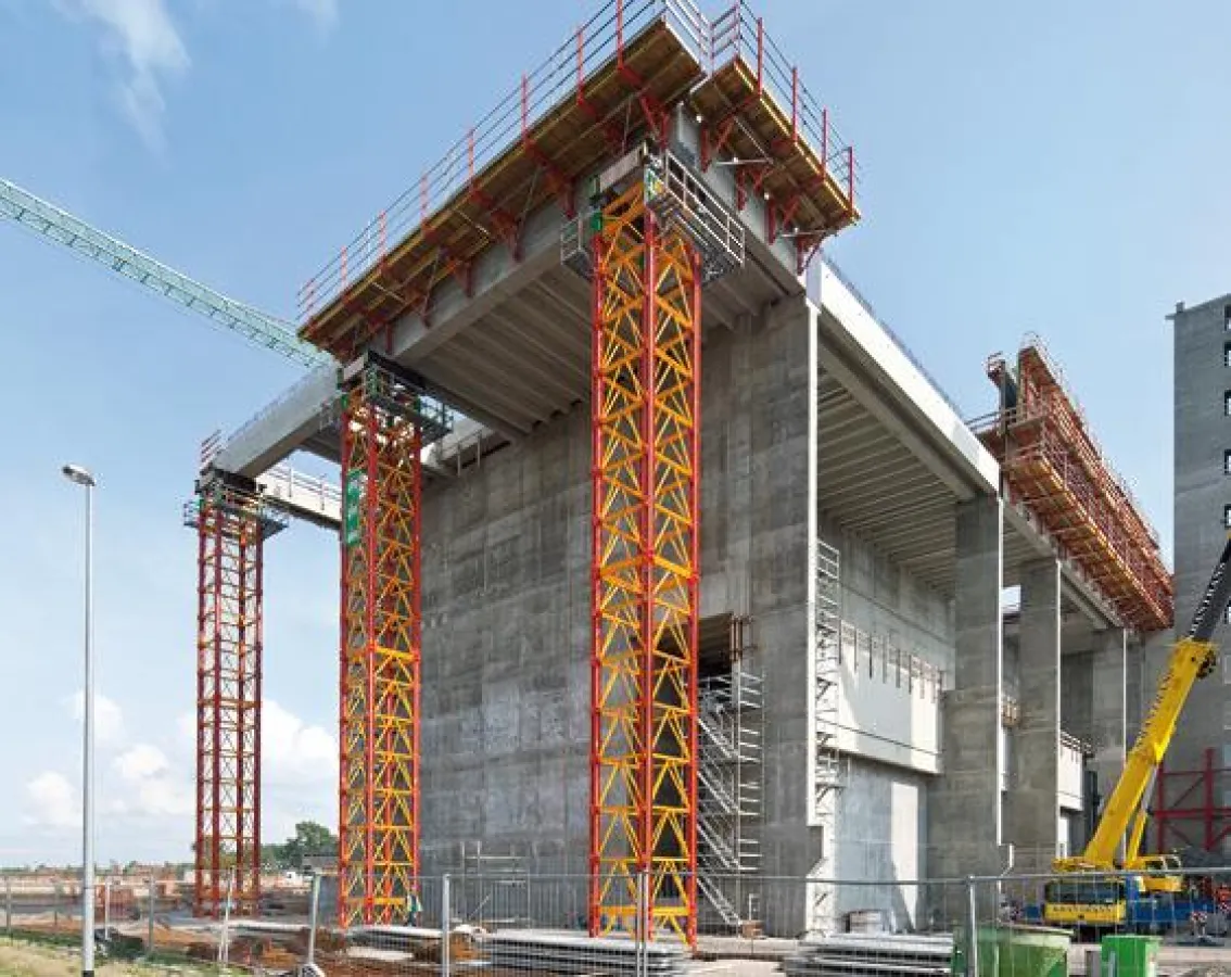 Eingesetzt werden eine Kletterschalung, PERI UP Trag- und Bewehrungsgerüste und VARIOKIT Schwerlasttürme.