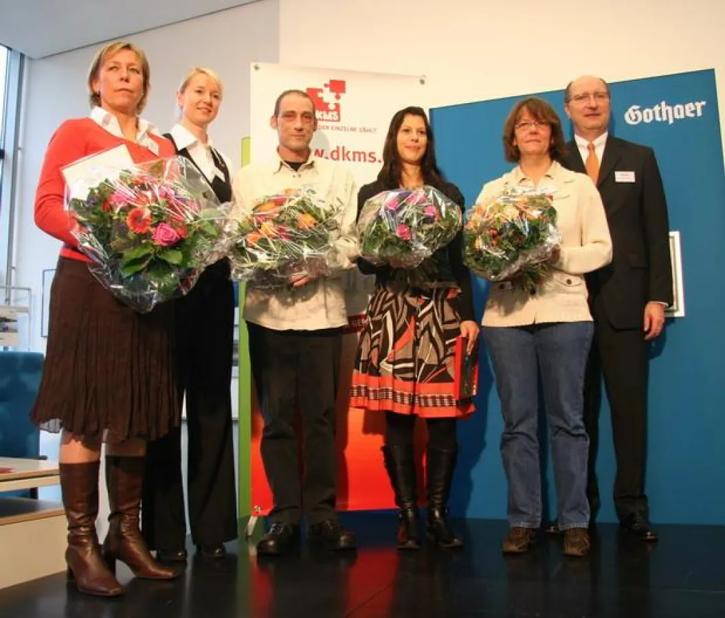 Von links nach rechts: Karin Müller (Gothaer, Stammzellspenderin), Heike Jungbluth (DKMS), Wolfgang Hitschke (ehem. Patient), Maria Katsapi (Spende im November), Ursula Scholze (Gothaer, Spenderin), D