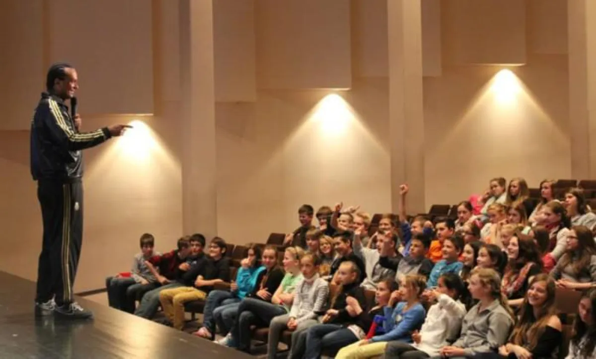 Musiker „2schneidig“ engagiert sich mit Projekt zur Suchtprävention an Rostocker Schule