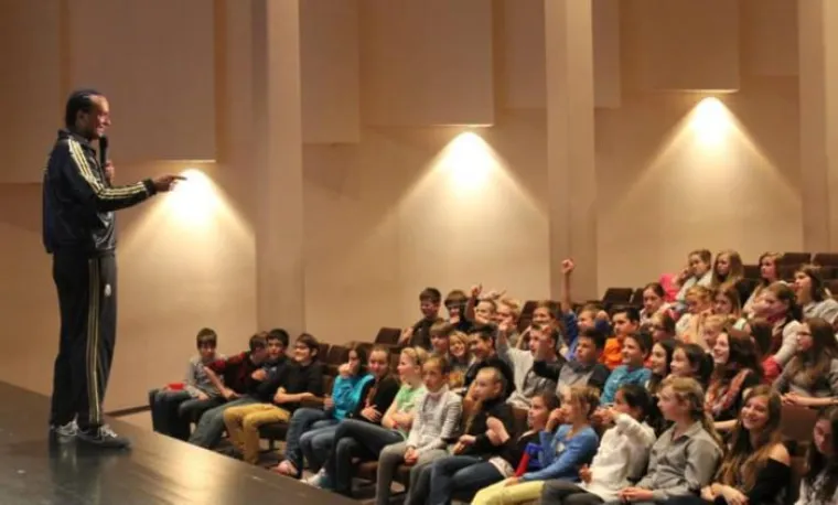 Bild: Suchtprävention und HipHop: Musiker „2schneidig“ an Rostocker Schule