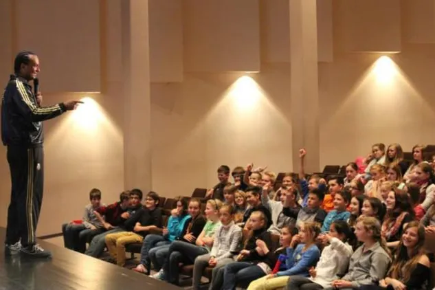 Bild: Suchtprävention und HipHop: Musiker „2schneidig“ an Rostocker Schule