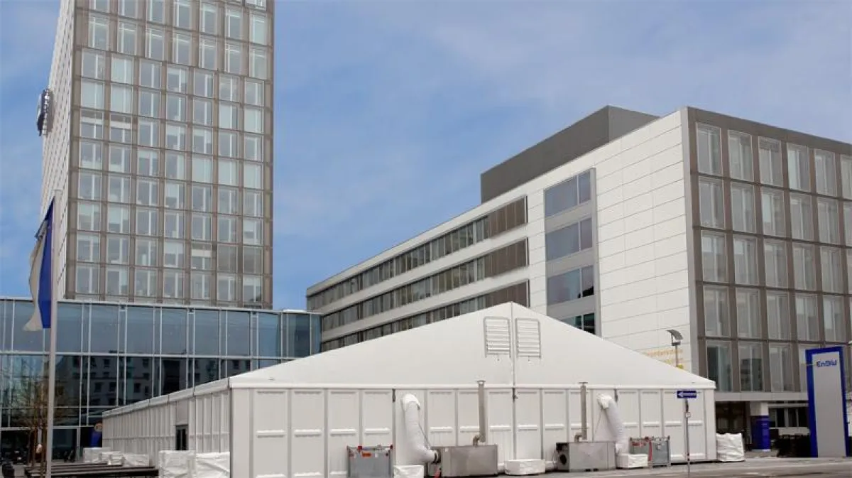 Das Losberger Zelt auf dem Vorplatz des EnbW-Verwaltungsgebäudes in Stuttgart.