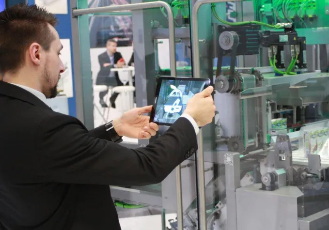 Mixed Reality – Messebesucher mit Mixed Reality begeistern Bild: Mixed Reality – Messebesucher mit Mixed Reality begeistern