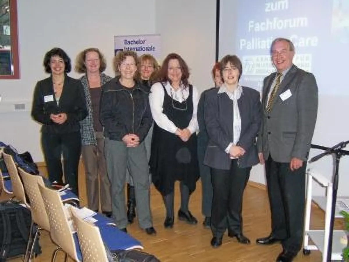 Profundes Wissen beim Fachforum ? Petra Weber (1. v.l.) und Klaus Nitsch (1. v.r.) von der F+U mit einigen Referentinnen