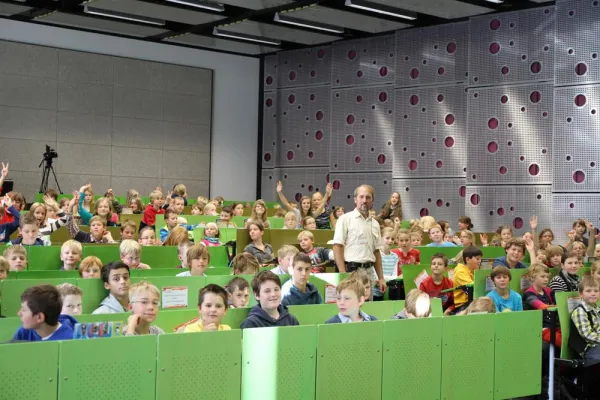 Bild: Mini-Studenten der KinderHochschule lernten wie Wolken entstehen und was ein „Hörsaalgewitter“ ausmacht