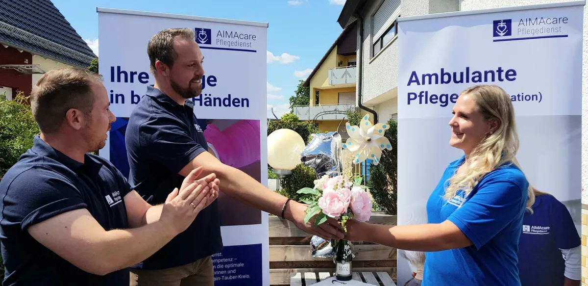 AIMAcare Geschäftsführer Benjamin Wülk (links) und Jens Wydrinna (2. v.l.)