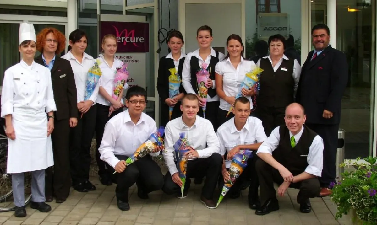 Emmanuil Kakulakis (2. Reihe rechts) und sein Team begrüßen die acht neuen Azubis im Mercure Hotel München Airport Freising.