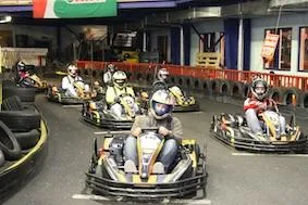 Bild: Sieben Autohäuser fahren Kart-Rennen auf Initiative von Diplom-Ingenieur Herbert Storhas