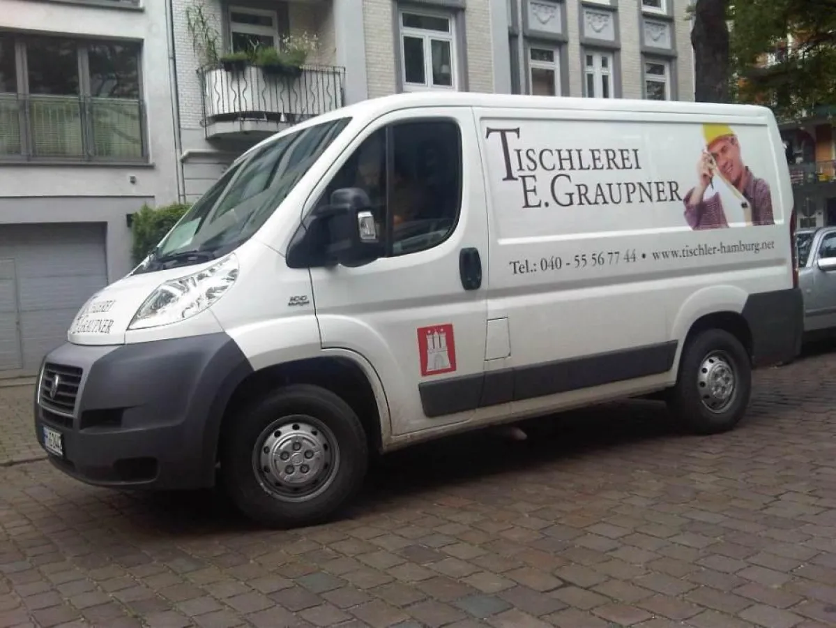 Tischlerei-Graupner mit einem Ihrer Firmenfahrzeuge