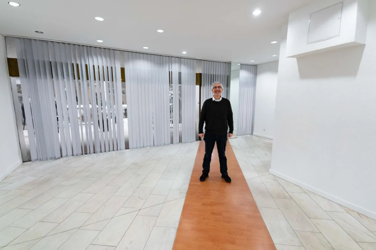 Lothar Grünewald im rund 60 Quadratmeter großen Ladenlokal in der Kelderspassage (© Solingen.Business)
