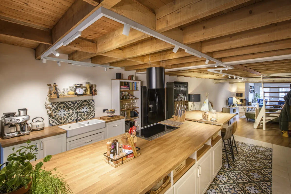 Das 48 V-Schienensystem durch Installation mühelos in die moderne Innenarchitektur integrieren.