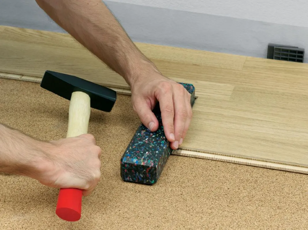Beim Hausbau selbst mit anzupacken ist für viele Bauherren selbstverständlich. Für Eigenleistung sind jedoch ein wenig Geschick und gute Selbsteinschätzung nötig. Foto: Verband der Deutschen Parkettin
